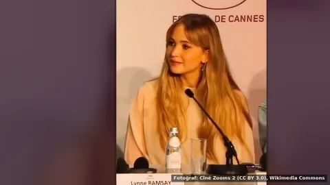 Jennifer Lawrence — Jennifer Lawrence, 'robe' kılıf trendini başlatan isim oldu