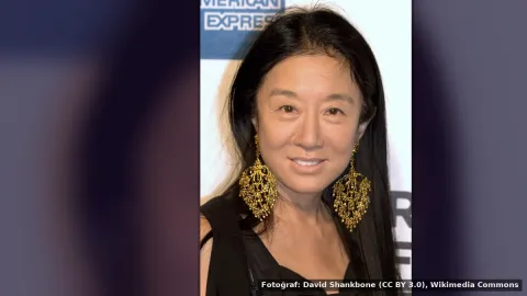 Vera Wang — Vera Wang, cildini genç tutan sade iki adımlı bakım rutiniyle dikkat çeker