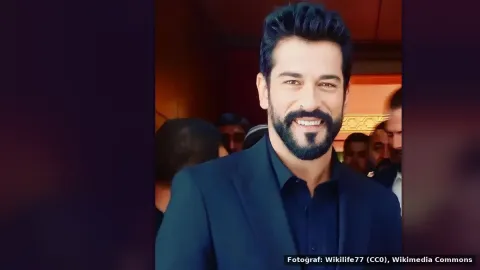 Burak Özçivit — Burak Özçivit, Adana'da kuzularla poz verdi