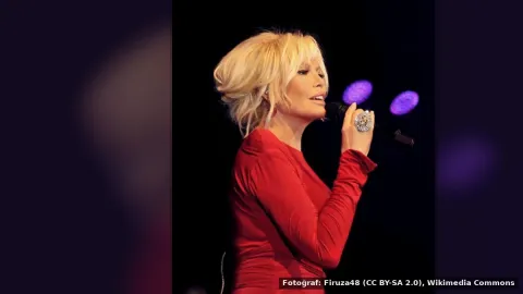 Ajda Pekkan — Ajda Pekkan, yeni şarkısını sokaklarda seslendirdi