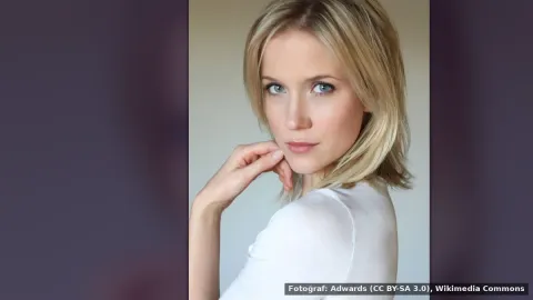 Jessy Schram — Chicago Med'de Hannah ve Dean'ın Ebeveynlik Dinamikleri Ele Alındı