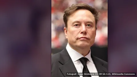 Elon Musk — Tesla, havada takla atan Roadster'i tanıttı