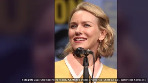 Naomi Watts — Naomi Watts, 50+ yaş grubu için trend kış elbisesi önerdi