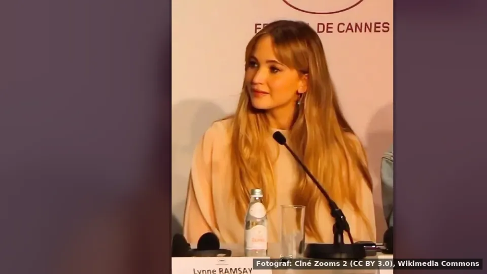 Jennifer Lawrence — Jennifer Lawrence, 'robe' kılıf trendini başlatan isim oldu