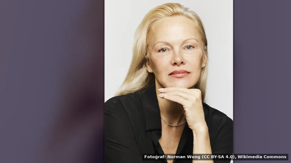 Pamela Anderson — Pamela Anderson, rahat tarzıyla gençlere hitap ediyor