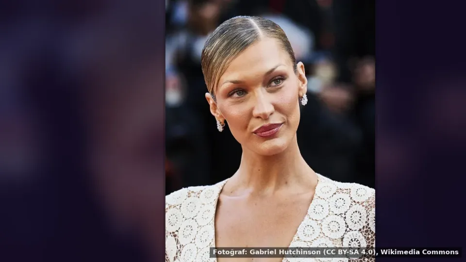 Bella Hadid — Bella Hadid 30 yaşına girdi, kırmızı bikinili pozlarıyla doğum gününü kutladı