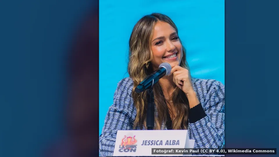 Jessica Alba — Jessica Alba, Ofis İçin İdeal Giyim Setini 33 Dolarlık Fiyatla Paylaştı