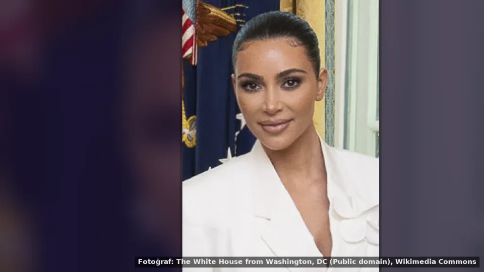 Kim Kardashian — Kim Kardashian, Singapore'da cildine parlaklık veren bir ürünle dikkat çekti