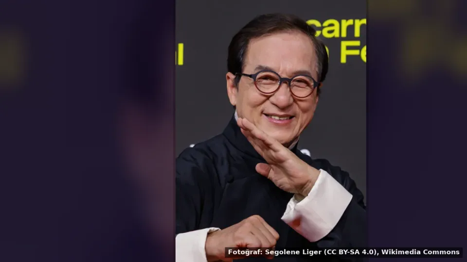 Jackie Chan — Jackie Chan, NBA Çin maçında saha kenarında izledi