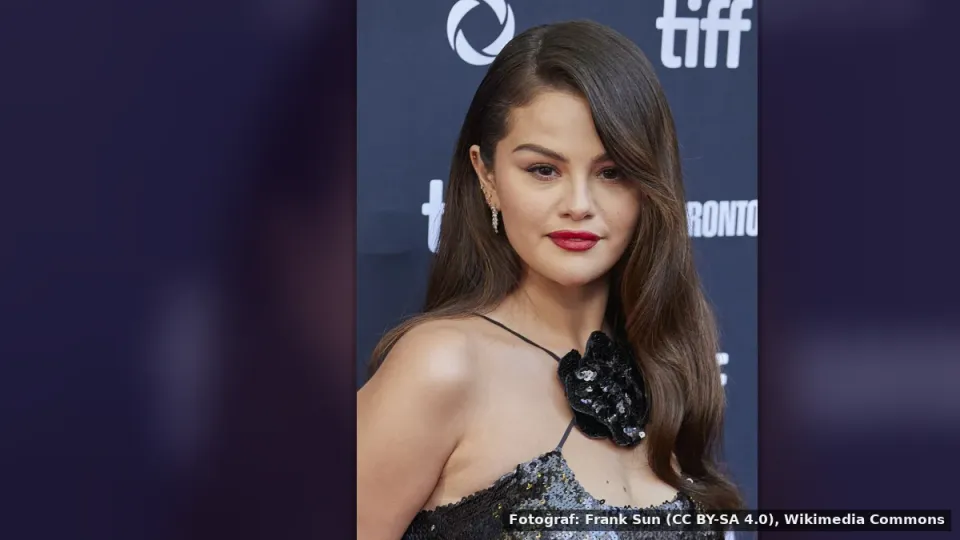 Selena Gomez — Selena Gomez, zengin kız tarzı çanta ile dikkat çeker
