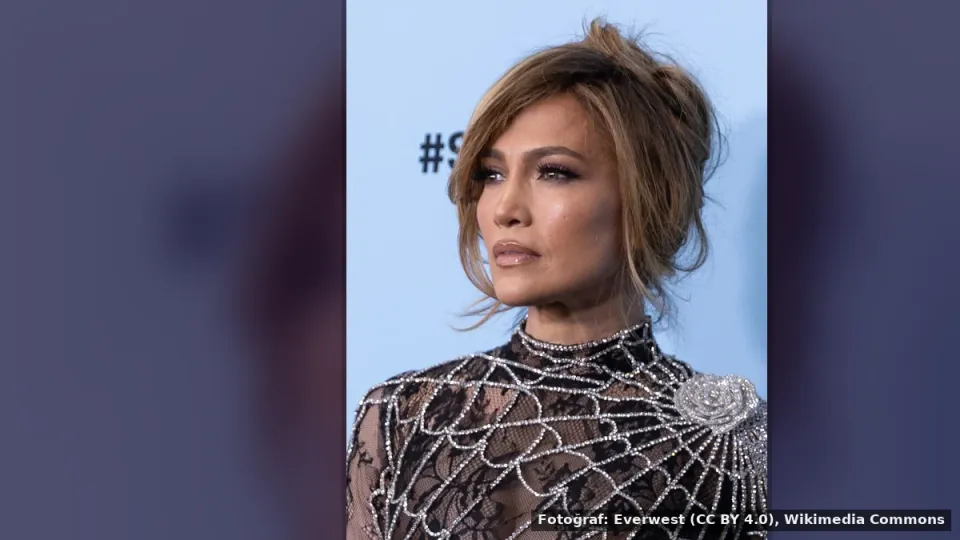 Jennifer Lopez — Jennifer Lopez, Paris'te kıyafet ve ayakkabı kombinasyonuyla dikkat çektirdi