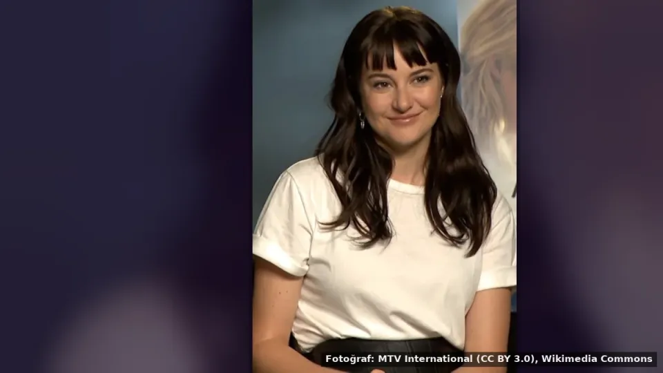Shailene Woodley — Shailene Woodley, Paris Modası Haftası'nda İnce ve Modern Bir Kabanla Görüldü