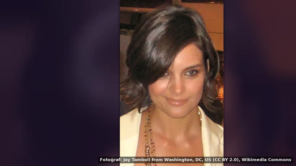 Katie Holmes — Katie Holmes, Paris'te basit ama pahalı bir giyim tercih etti