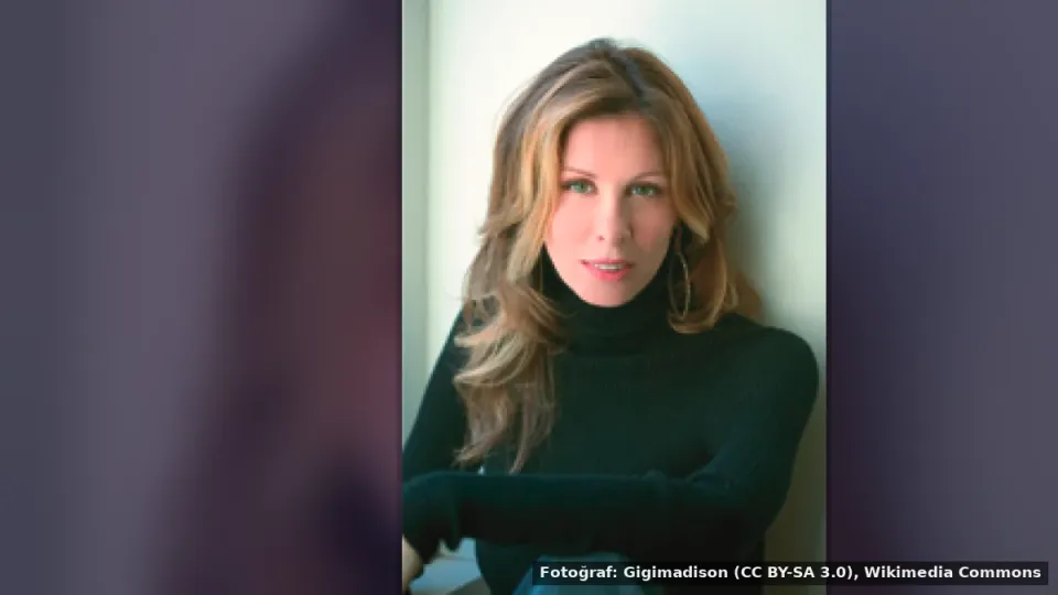Carole Radziwill — Carole Radziwill, zig-zag şapka trendine dikkat çekti